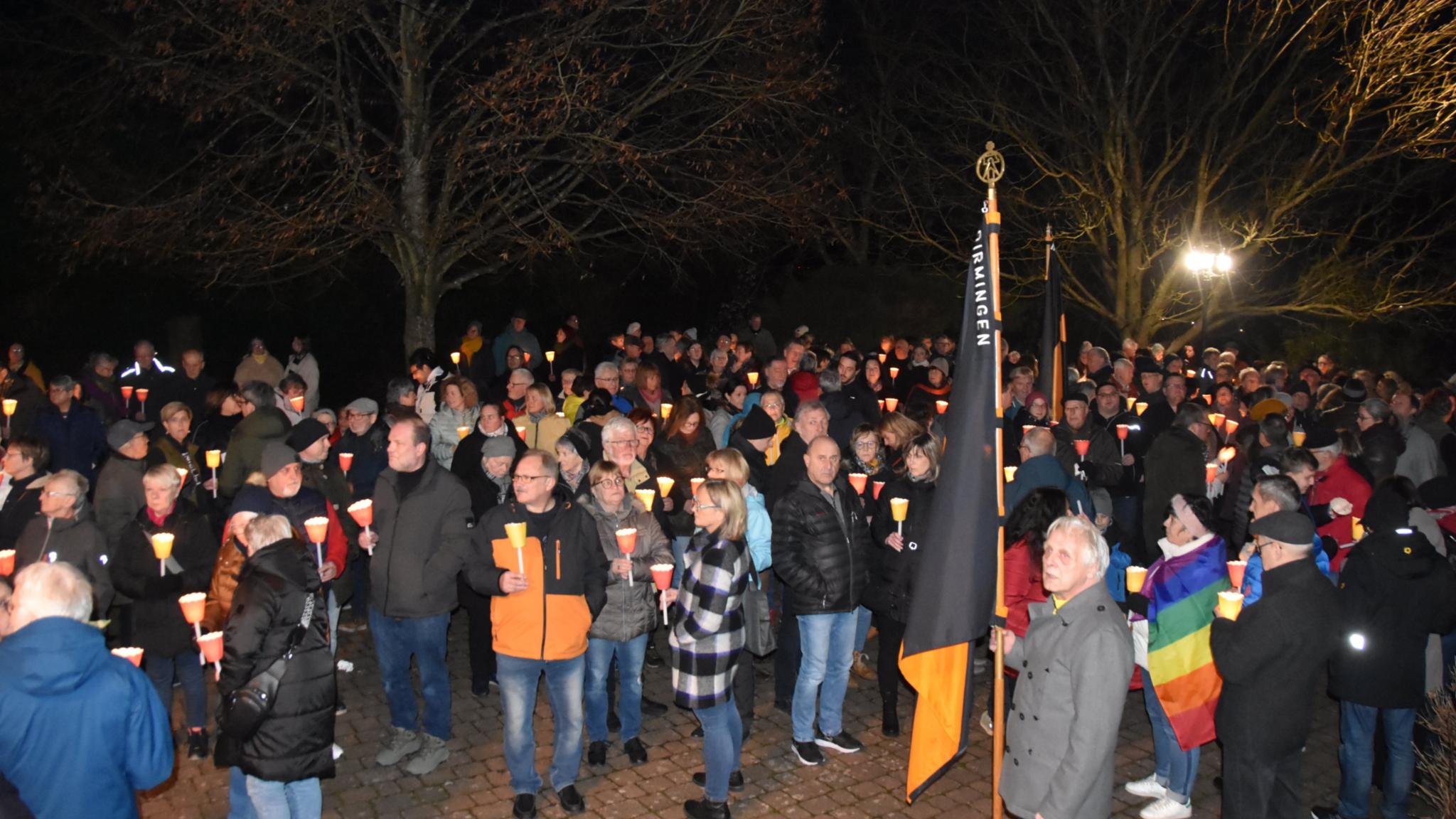 300 Menschen bildeten eine Lichterkette durch Dirmingen.