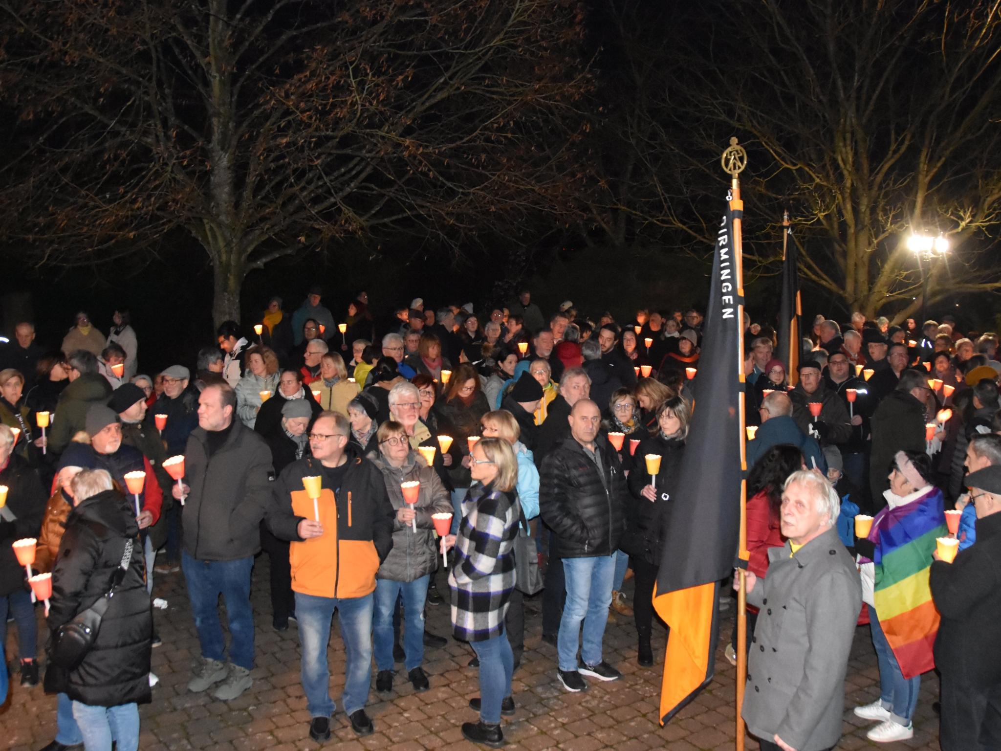 300 Menschen bildeten eine Lichterkette durch Dirmingen.