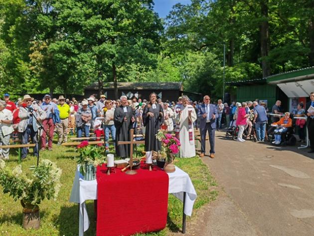 Der ökumenische Pfingstmontagsgottesdienst 2023 fand auf der Wiedinsel in Niederbieber statt und wurde vom ACK organisiert.