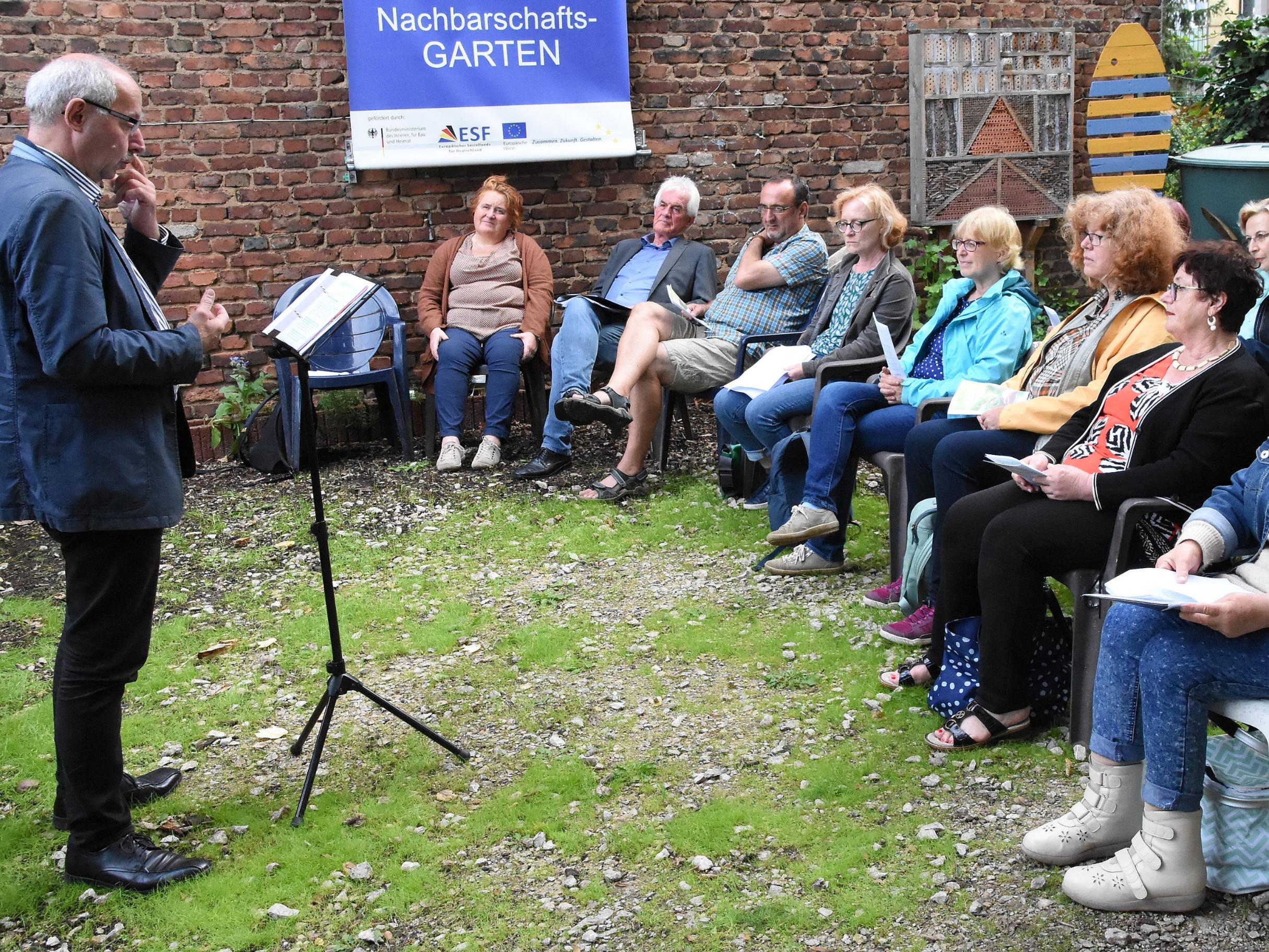 Pfarrer Joachim Hipfel von der Freien Evangelischen Gemeinde Saarbrücken hielt im Nachbarschaftsgarten die Predigt.