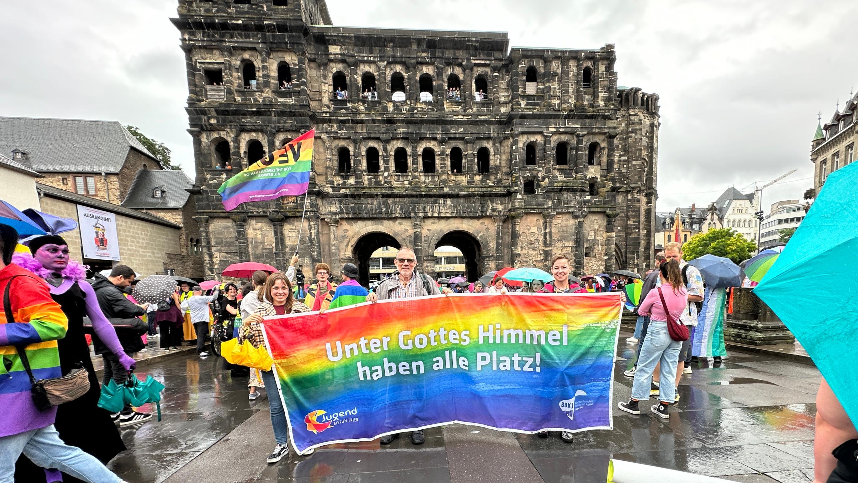 Beginn der Pride mit dem AK Queer an der Porta Nigra