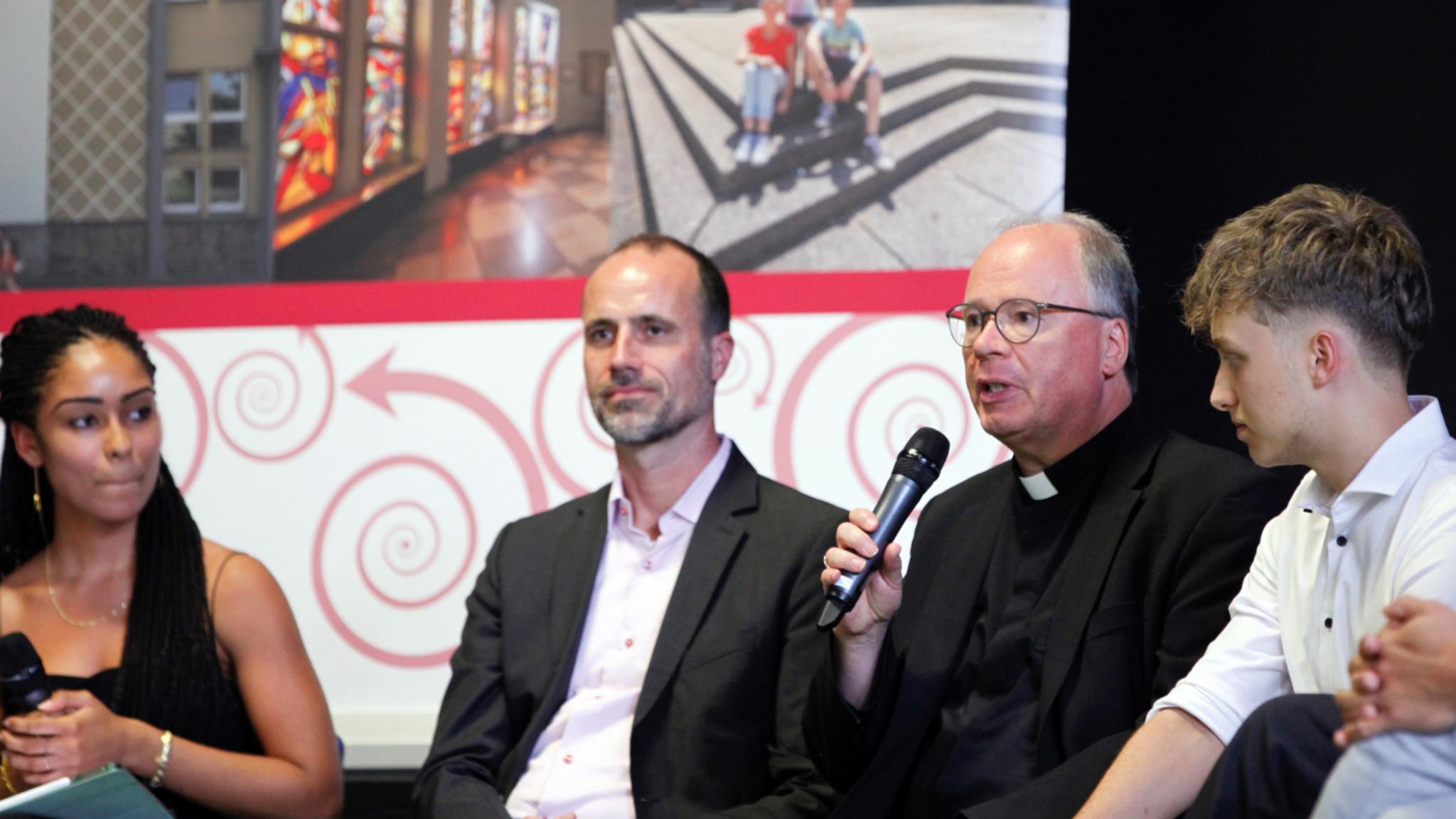 Bischof Dr. Ackermann in der Podiumsdiskussion