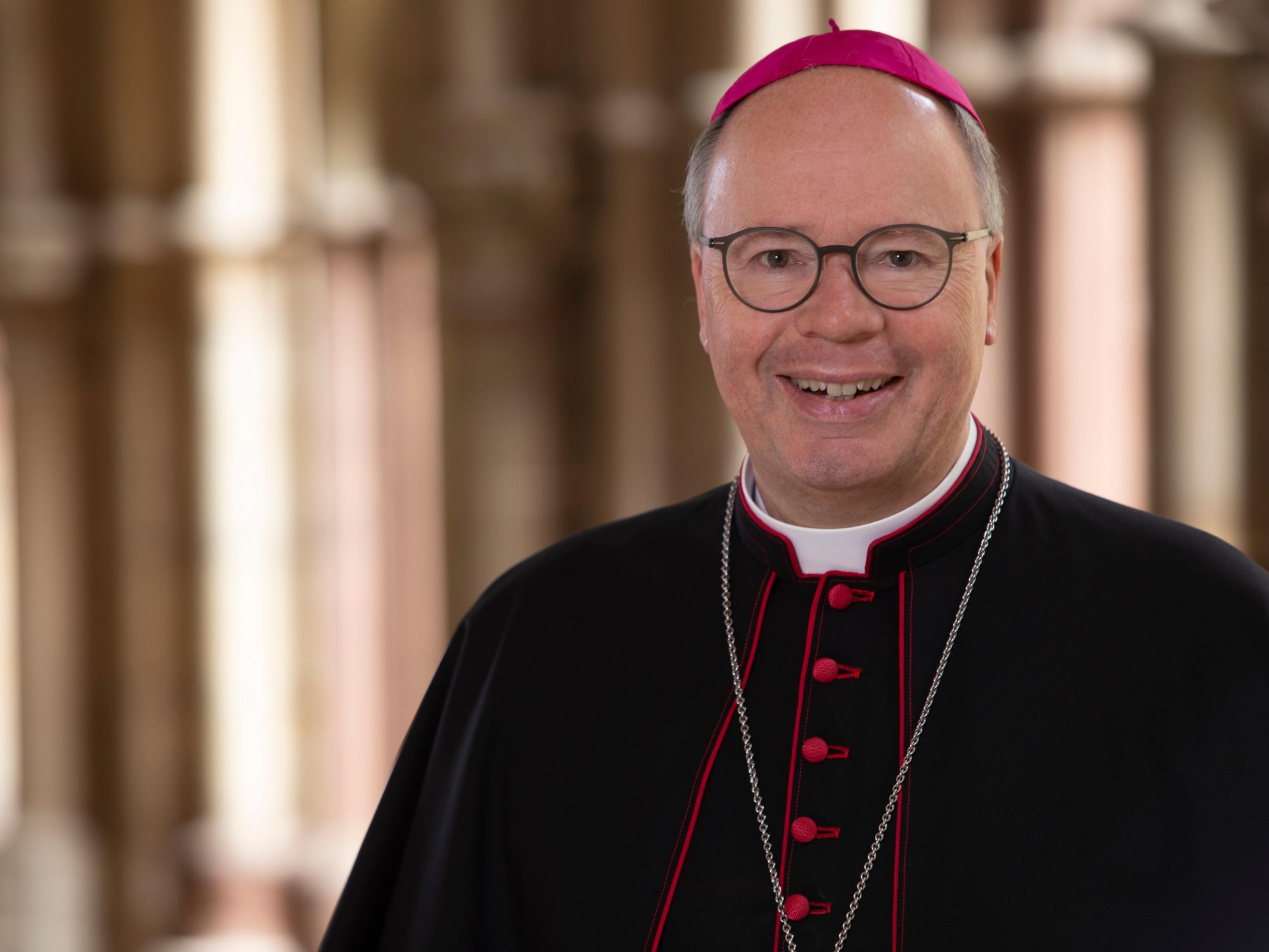 Bischof Ackermann in Soutane lächelnd