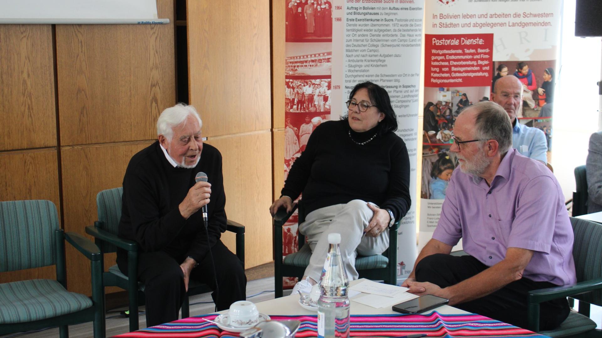 Ihre Erfahrungen tauschen aus: Pfarrer i. R. Michael Jaster, Michaela Steil-Kram, langjährige Stiftungsvorsitzende, und Moderator Peter Nilles (von links).