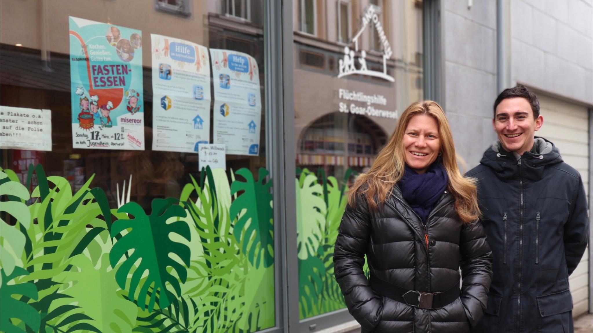 Claudia Lang und Tobias Petry vom Leitungsteam des Pastoralen Raums Sankt Goar stehen vor dem Café Global in der Liebfrauenstraße 42 in Oberwesel, in dem es ein vielfältiges Angebot gibt.