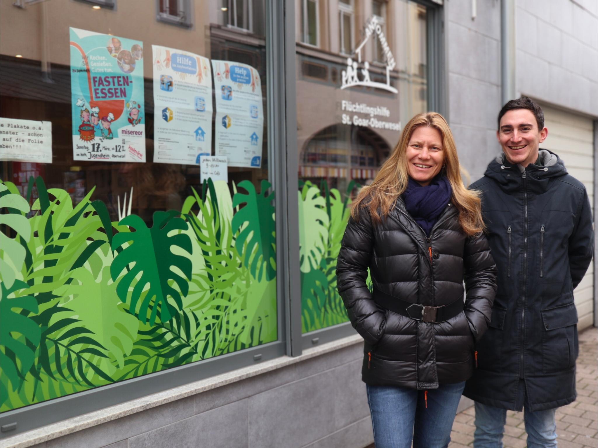 Claudia Lang und Tobias Petry vom Leitungsteam des Pastoralen Raums Sankt Goar stehen vor dem Café Global in der Liebfrauenstraße 42 in Oberwesel, in dem es ein vielfältiges Angebot gibt.