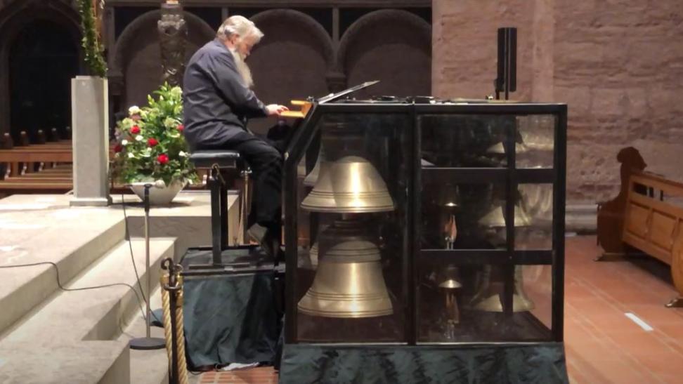 Das Abendlob 'Musik für mobiles Carillon' (Musik für ein mobiles Turmglockenspiel) im Trierer Dom gestalteten am 4. Mai 2022 bei den Heilig-Rock-Tagen der Niederländer Boudewijn Zwart, der Trierer Domorganist Josef Still (Orgel), Stefan Mörsdorf, saarländischer Umweltminister a.D. (Wort) sowie Bischof Dr. Stephan Ackermann