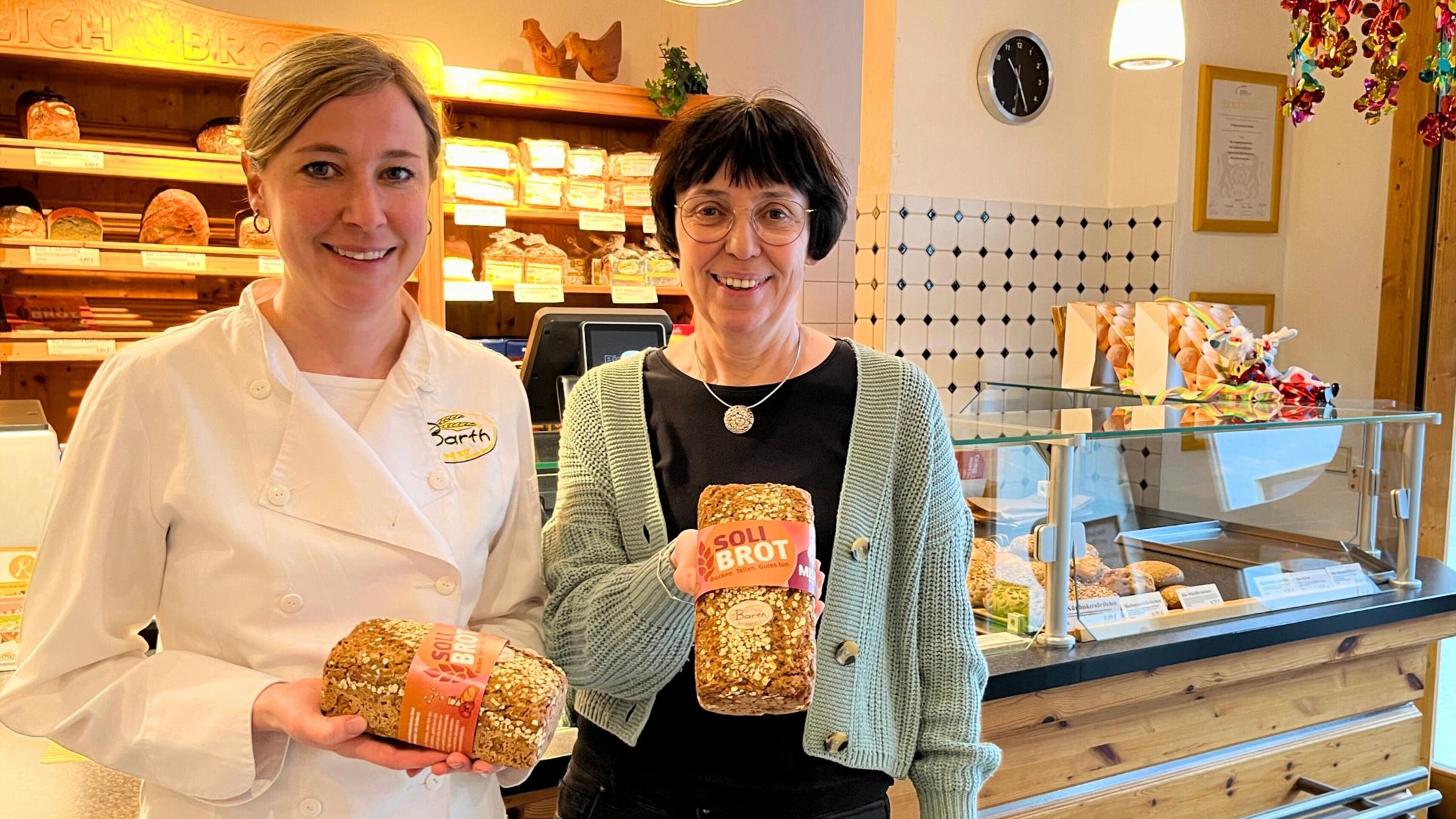 Charlotte und Elisabeth Barth präsentieren das diesjährige Soli-Brot
