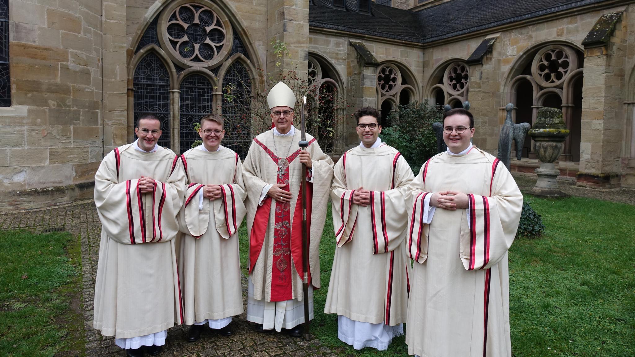 Grupppenfoto der neuen Diakone mit Weihbischof Jörg Michael Peters (Mitte)