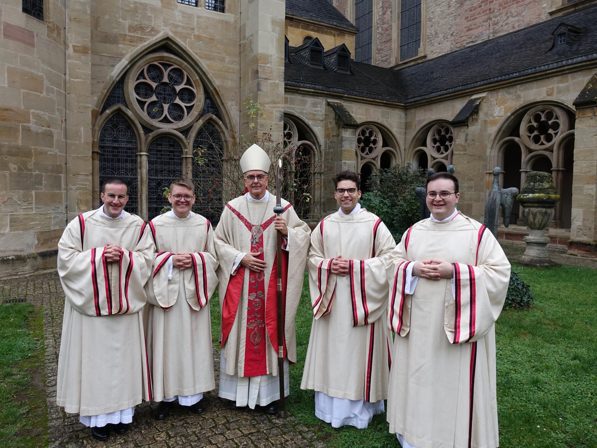 Grupppenfoto der neuen Diakone mit Weihbischof Jörg Michael Peters (Mitte)