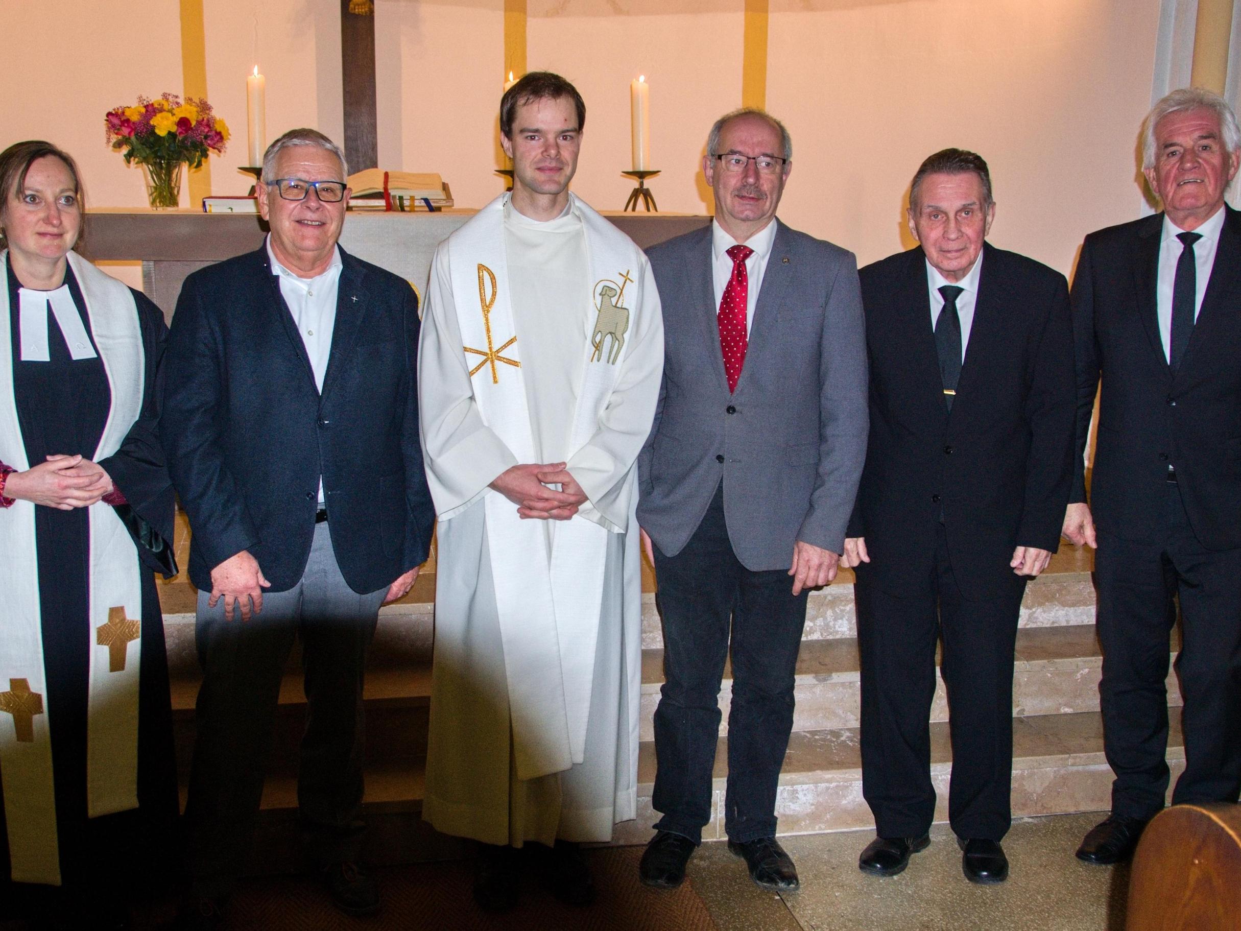 Als Liturgin und Liturgen gestalteten den Gottesdienst (Foto von links nach rechts): Pfarrerin Juliane Opiolla, Synodalassessorin des Evangelischen Kirchenkreises Saar-West; Wolfgang Schmidt, Evangelischer Kirchenkreis Saar-West und Vorstand der ACK Saar; Pfarrer Johannes Achenbach, Selbständige Evangelisch-Lutherischen Immanuelgemeinde; Pastor Joachim Hipfel, Freie evangelische Gemeinde FeG und Vorstand ACK Saar; Achim Eisel und Peter Guckenbiehl, Neuapostolische Kirche Saar-Pfalz