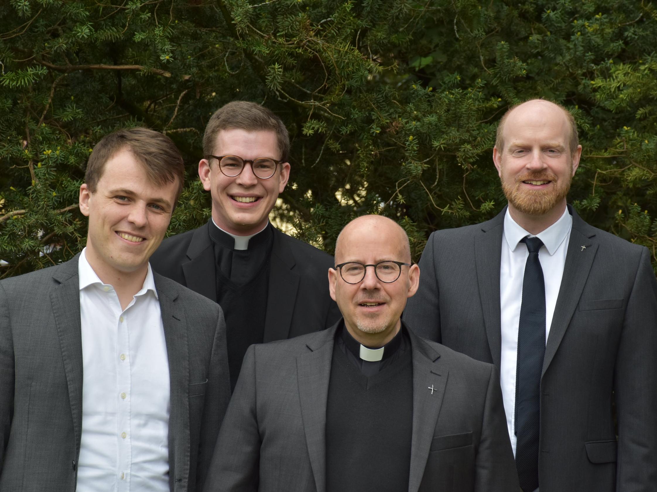 Mathieu Valet (links) und Johannes Michael Cavelius (Zweiter v.l.) werden am 27. Mai zu Priestern geweiht.