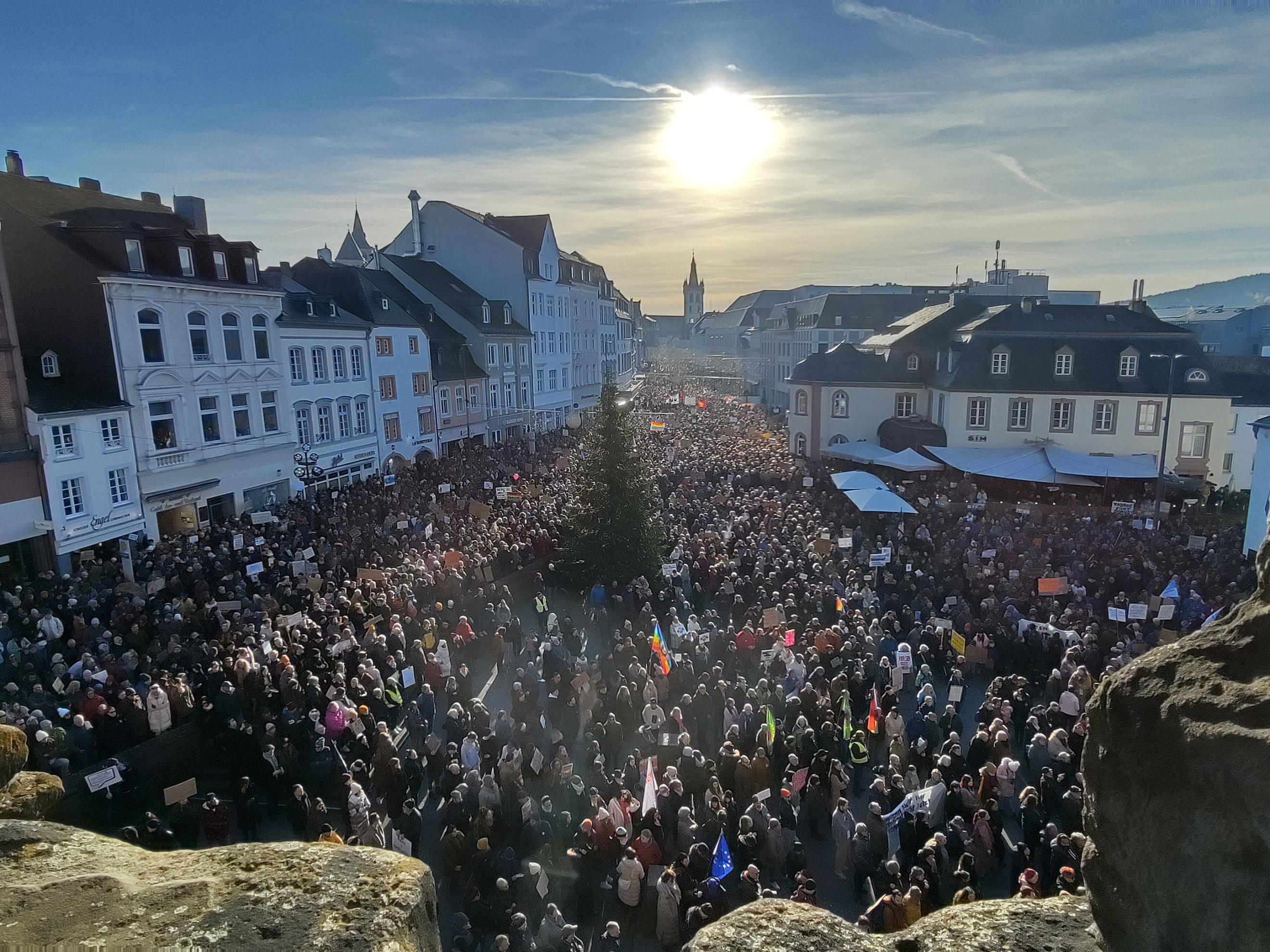Das Foto zeigt einen Blick von der Porta Nigra auf den Porta-Nigra-Vorplatz und die Simeonstraße während der Kundgebung gegen Rechts am 28. Januar. Platz und Simeonstraße sind komplett voll mit Menschen, manche halten Fahnen oder Schilder.