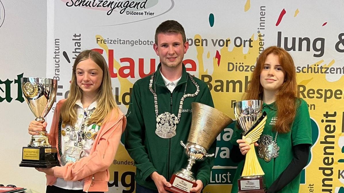 Die amtierenden Diözesanjugendmajestäten v. links Diözesanbambiniprinzessin Julina Kaul aus der Schützenbruderschaft Niederwerth (Bezirksverband Mittelrhein-Untermosel), Diözesanprinz Alexander Wirfs aus der Schützenbruderschaft Kurtscheid (Bezirk Wied) sowie Diözesanschülerprinzessin Franziska Rössel aus der Schützenbruderschaft Keldung (Bezirk Maifeld). Foto: Archiv 2022