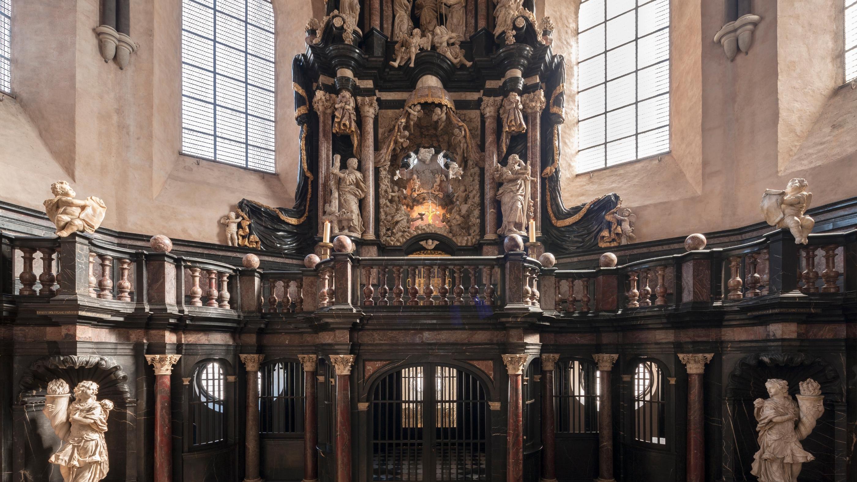 Darstellungen der Apostel Petrus (li.) und Paulus flankieren den Eingang zur Heilig-Rock-Kapelle im Trierer Dom