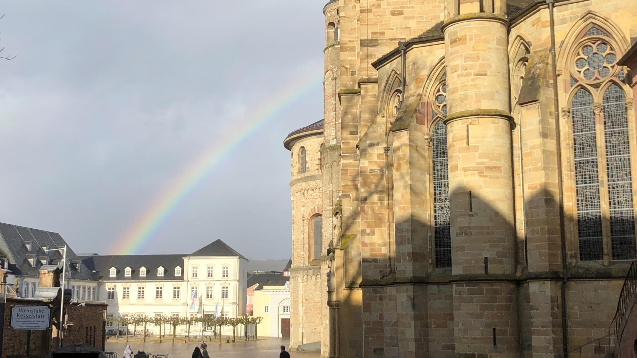 Der Trierer Dom - hier mit Regenbogen