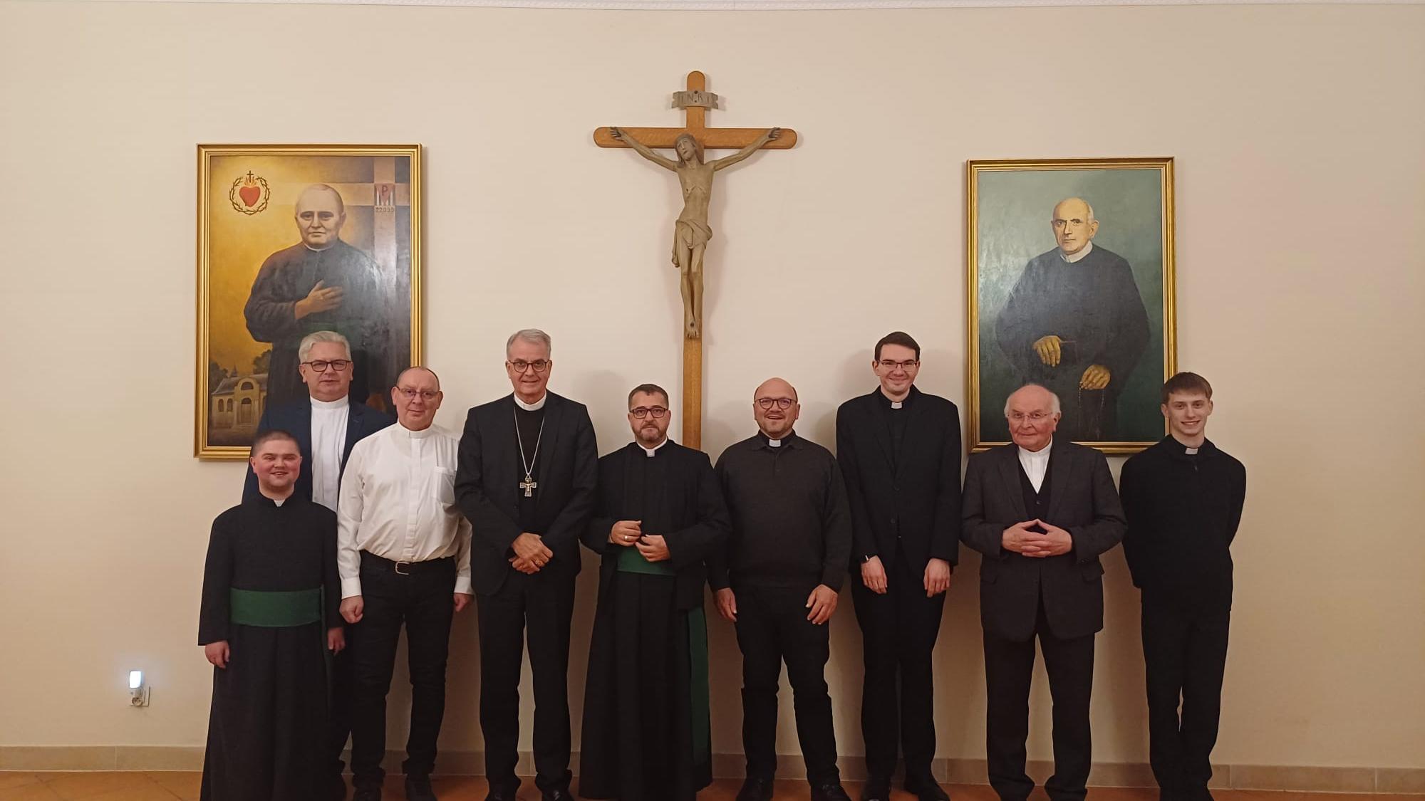 Beim Festakt in Polen: Br. Kamil, Generalrat Br. Thomas Jasiczek, Generaloberer Br. Andreas Paliwoda, Weihbischof Peters, Generalrat Br. Jacek, Domkapitular Nicolay, Novize Bartos, Domkapitular Ehlen und Novize Patrik (von links).