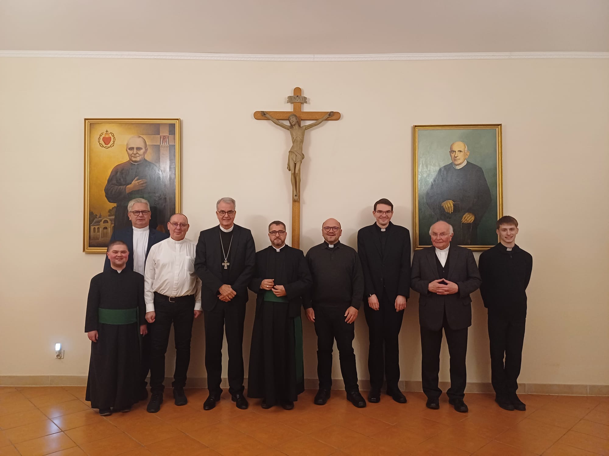 Beim Festakt in Polen: Br. Kamil, Generalrat Br. Thomas Jasiczek, Generaloberer Br. Andreas Paliwoda, Weihbischof Peters, Generalrat Br. Jacek, Domkapitular Nicolay, Novize Bartos, Domkapitular Ehlen und Novize Patrik (von links).