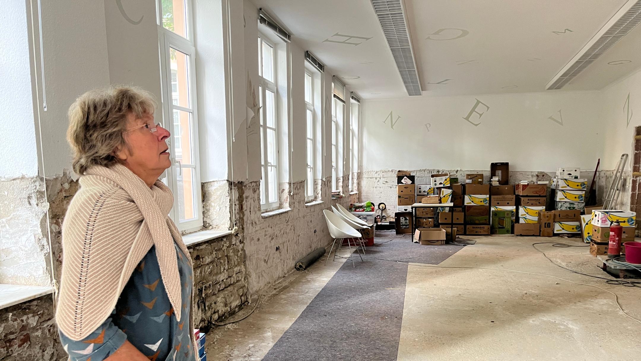 Beate Sebastian, Leiterin der KÖB St. Laurentius Ahrweiler, schaut sich in den ehemaligen Räumen um.