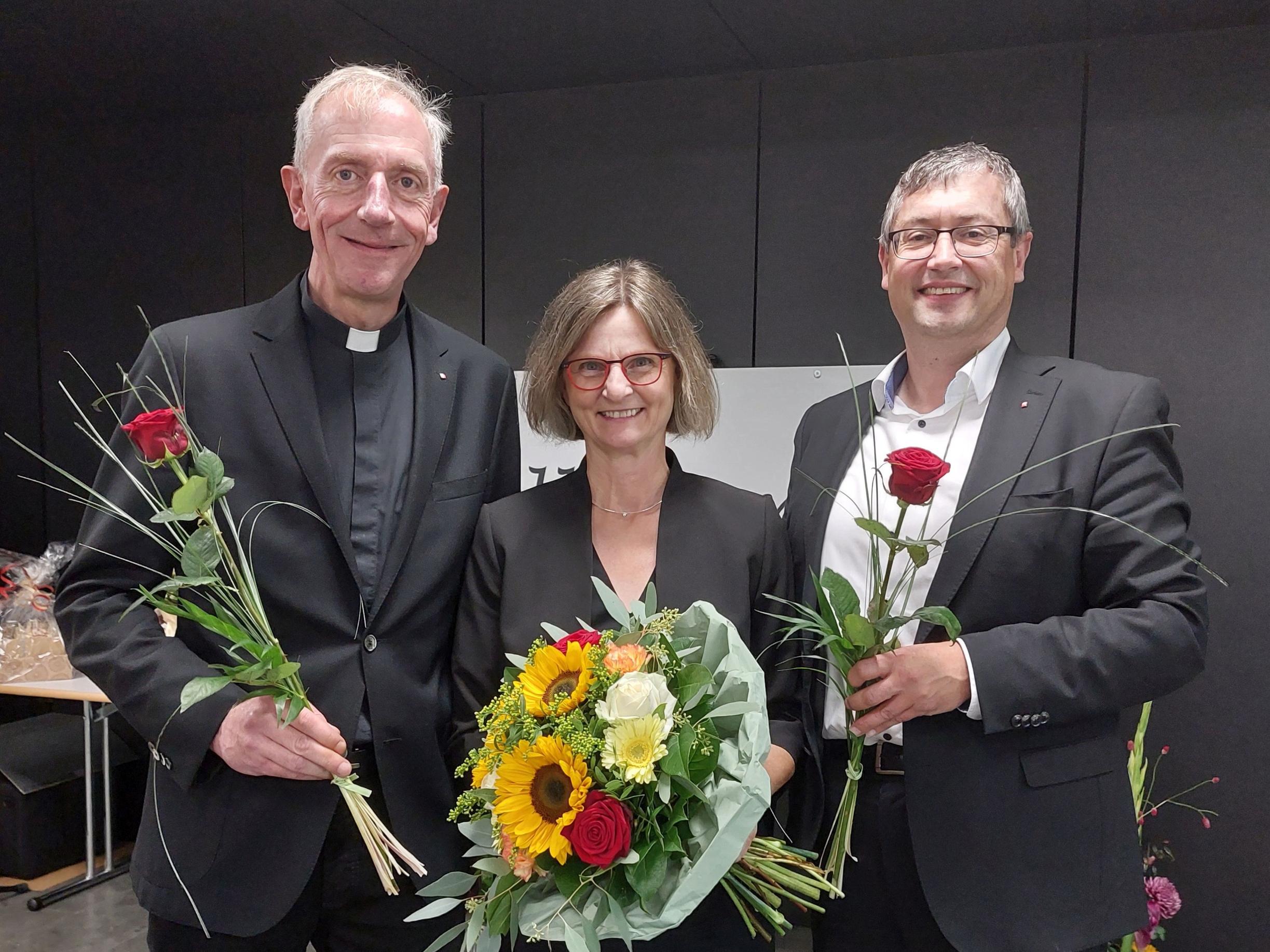 Wertschätzende Worte zur Amtseinführung: Domkapitular Benedikt Welter (links), Caritasdirektorin Victoria Müller-Ensel und Diözesan-Caritasdirektor Christoph Wutz.
