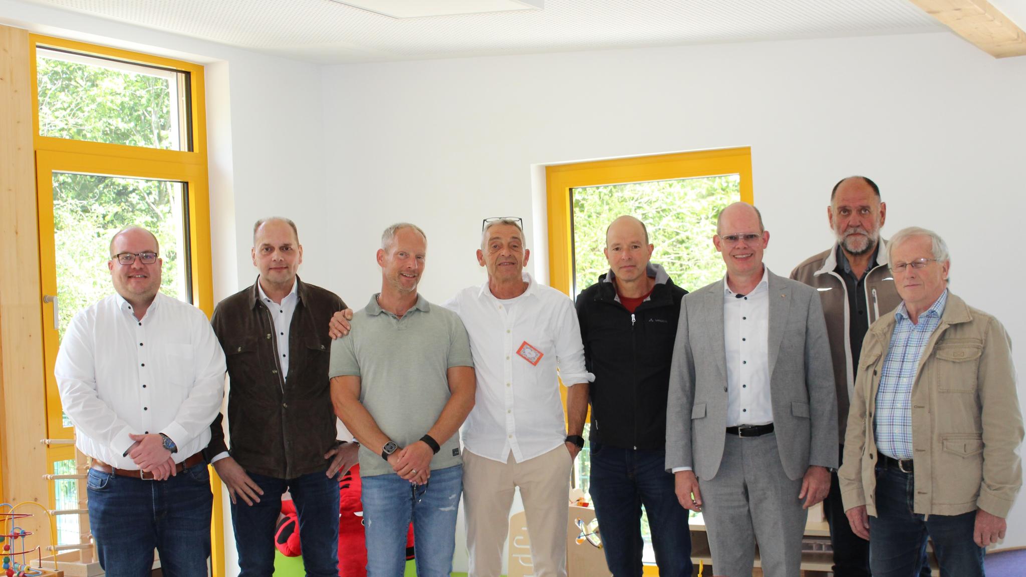 Martin Engemann (Bauverantwortlicher Bistum Trier), Gerd Krones (Bistumsarchitekt), Oliver Weinand (Architekt), Jörg Kochhan (Kita-Leiter), Kai Truckenbrodt (Gesamtleiter), Christian Keimer (Stadtbürgermeister Kastellaun), Volker Boos (Ortsbürgermeister Spesenroth) und Hans Herbert Laux (Ortsbürgermeister Uhler) bei der Einweihung der katholischen Kita Farbenfroh (v. links).