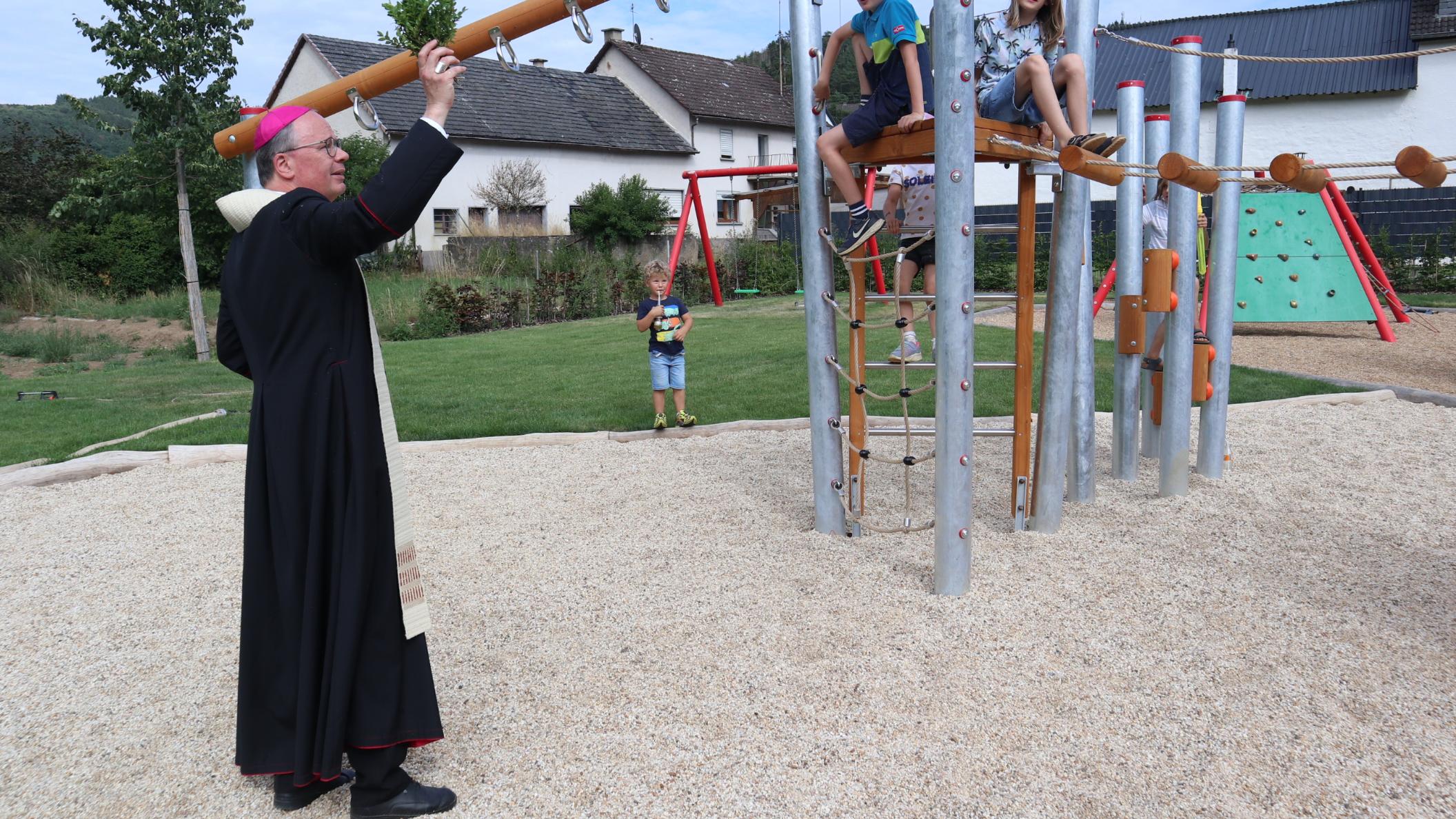 Bischof Ackermann segnet das neue Klettergerüst