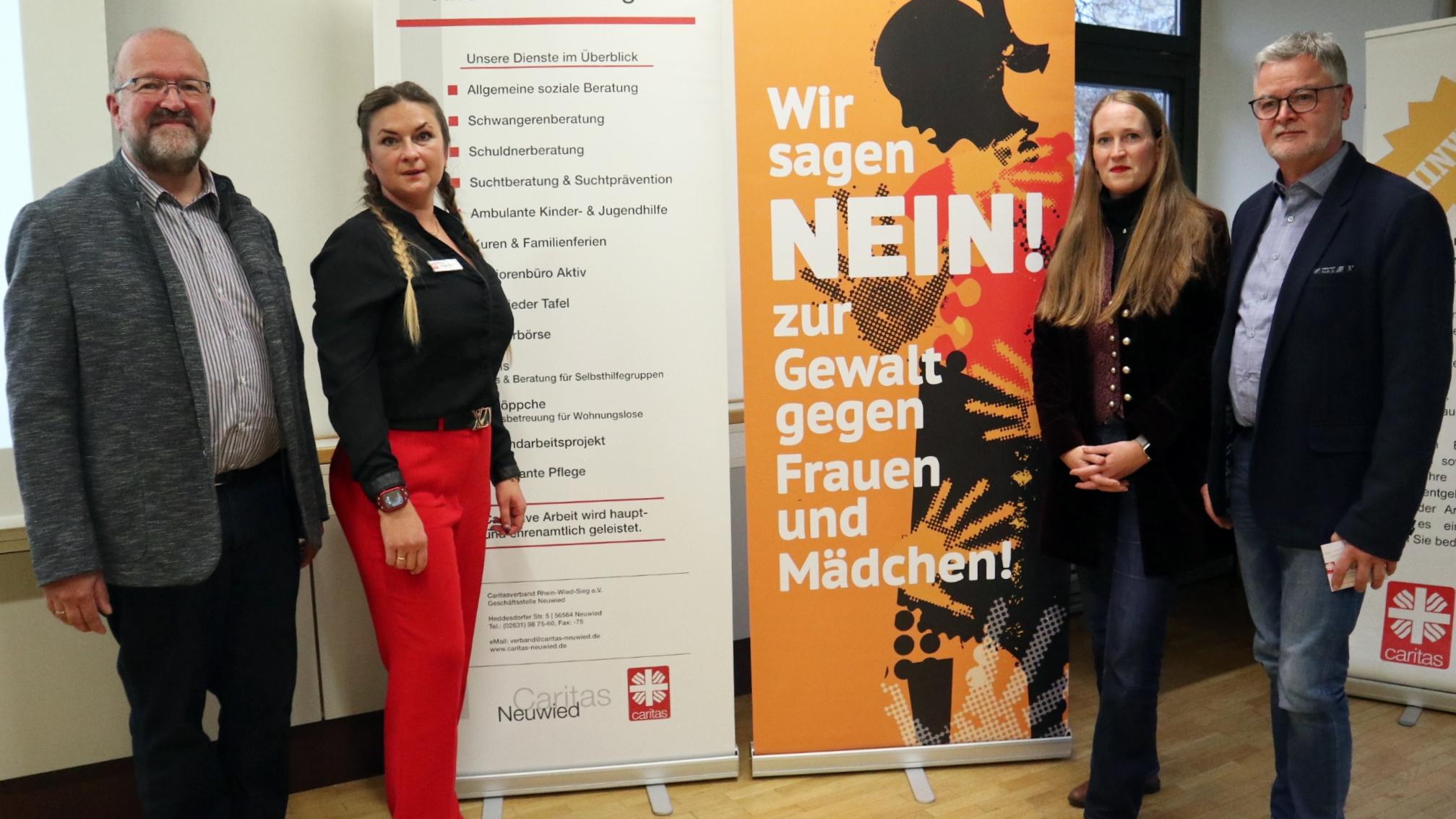 Bettina Echtermeyer von der Koblenzer Interventionsstelle gegen Gewalt in engen sozialen Beziehungen (2. v. re.) und Olga Scott, Fachteamleiterin der Interventionsstellen des Caritasverbands Rhein-Wied-Sieg, informierten beim Elisabeth-Tag über ihre Arbeit. Dazu eingeladen hatten sie Caritasdirektor Eberhard Köhler (re.) und Bernd Wagener, 1. Vorsitzender des Caritasrates.