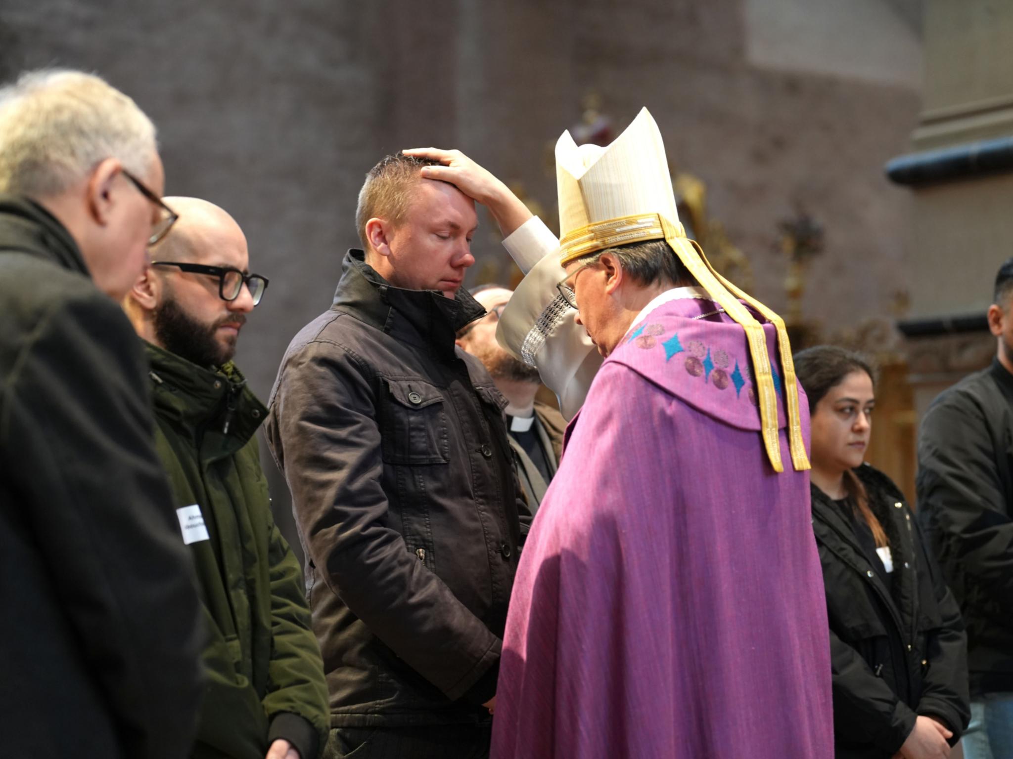 Nach der Zulassung zu den Sakramenten spricht der Bischof ein Segensbebet und legt im Anschluss jeder und jedem die Hand auf als Zeichen des Segens und der Zuwendung.