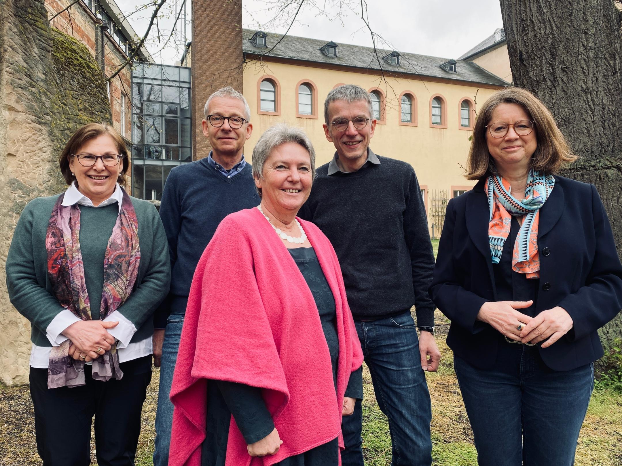 Die vier Mitglieder der Fachgruppe Bestattungsdienst (v.l.n.r.): Michaela Tholl, Jürgen Burkhardt, Marianne Krämer-Birsens und Stefan Nober, zusammen mit Direktorin Mechthild Schabo.