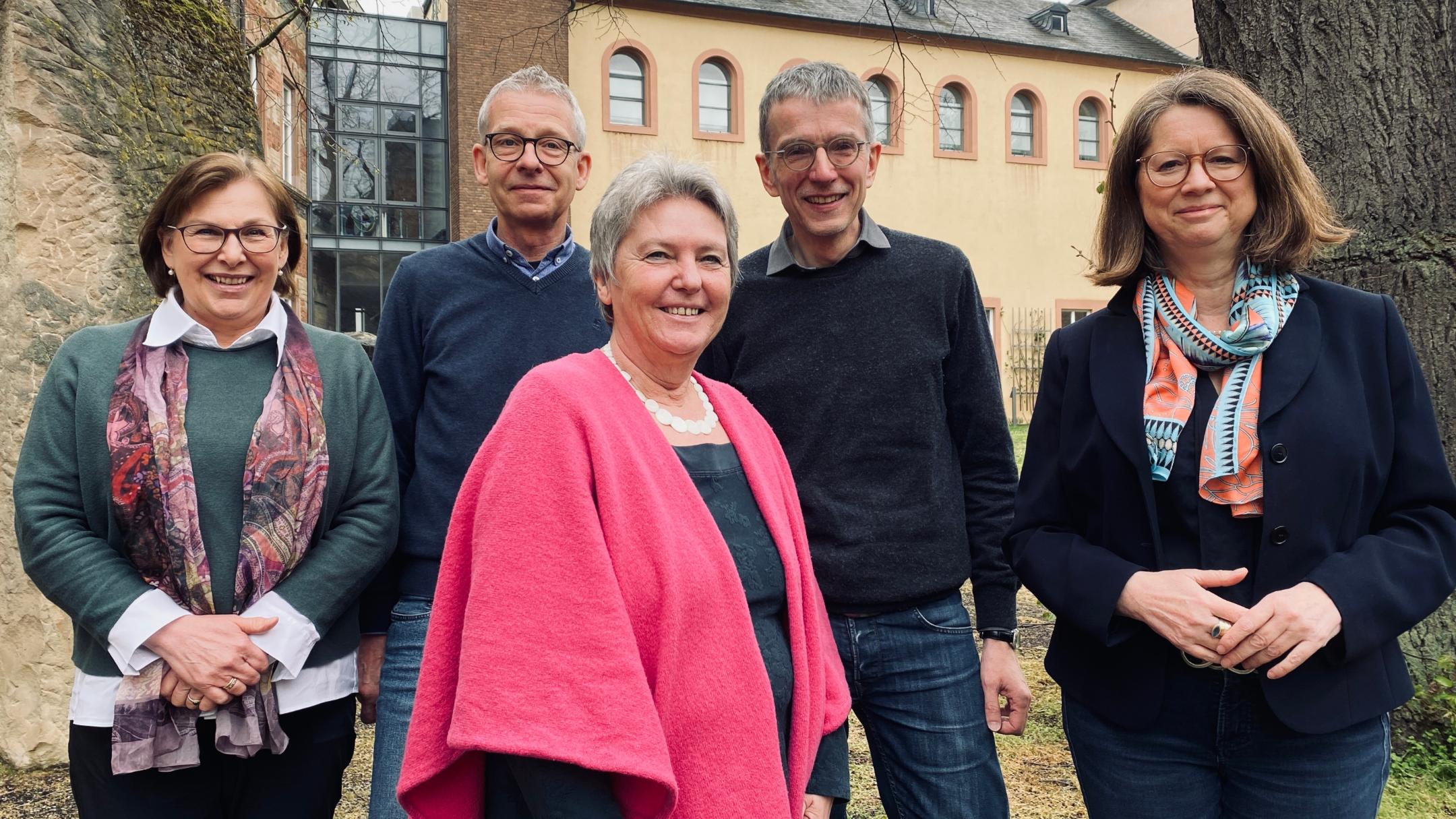 Die vier Mitglieder der Fachgruppe Bestattungsdienst (v.l.n.r.): Michaela Tholl, Jürgen Burkhardt, Marianne Krämer-Birsens und Stefan Nober, zusammen mit Direktorin Mechthild Schabo.