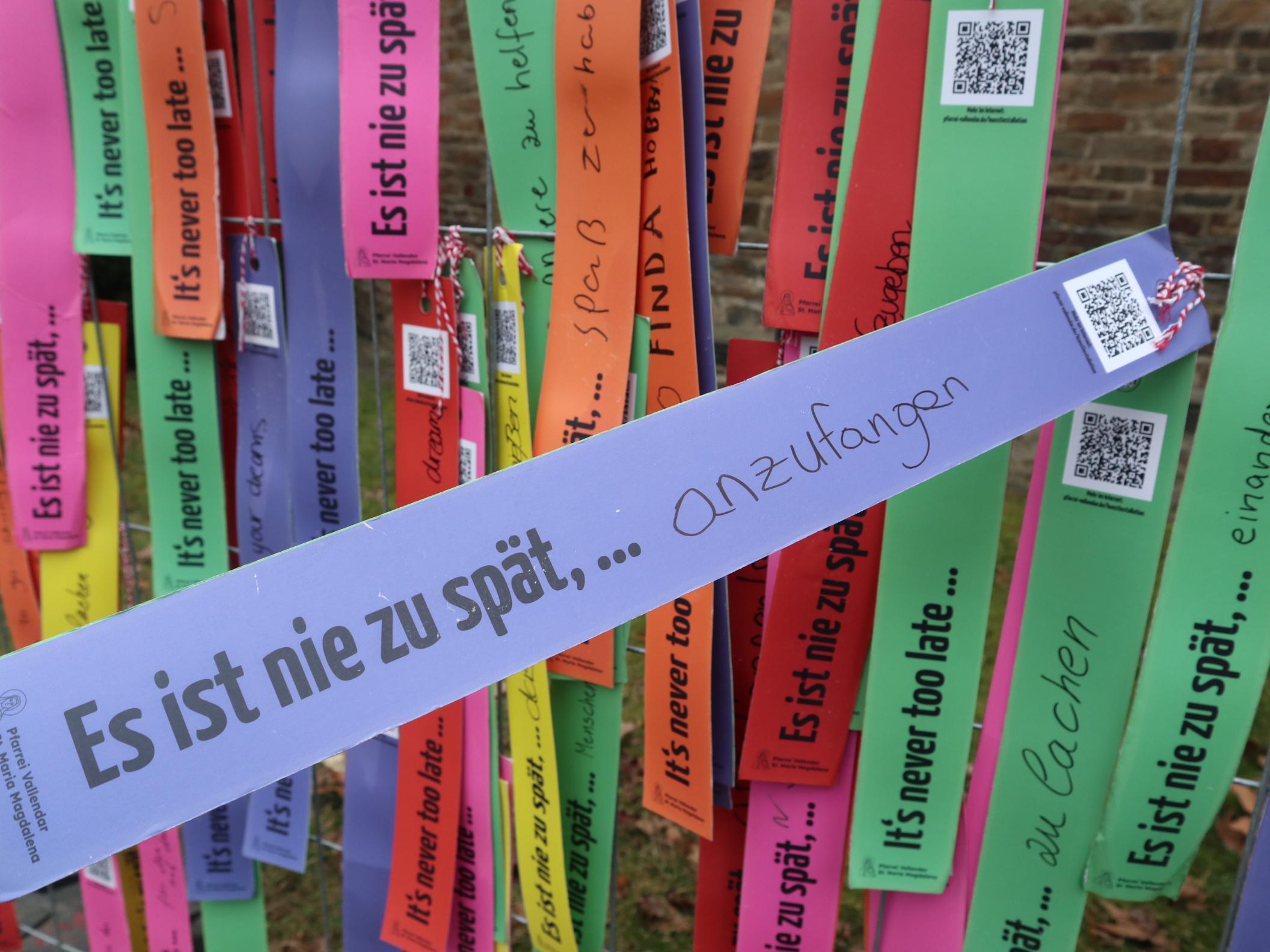 Bunte Zettel der Kunstaktion 'Es ist nie zu spät...' der Pfarrei St. Maria Magdalena in Vallendar.