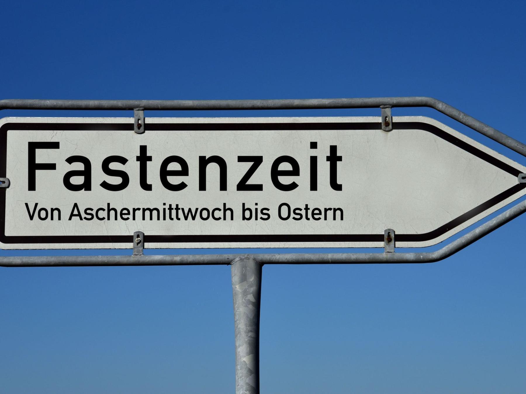 Schild mit Aufdruck 'Fastenzeit'