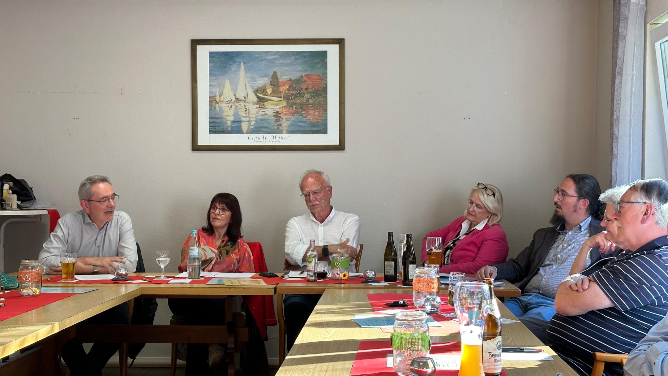 Johann und Sigrid Willkomm sowie Hans-Jürgen Berg (von links) beantworten die Fragen der Zuhörer zum Thema „Feierabend-Pilgern“.