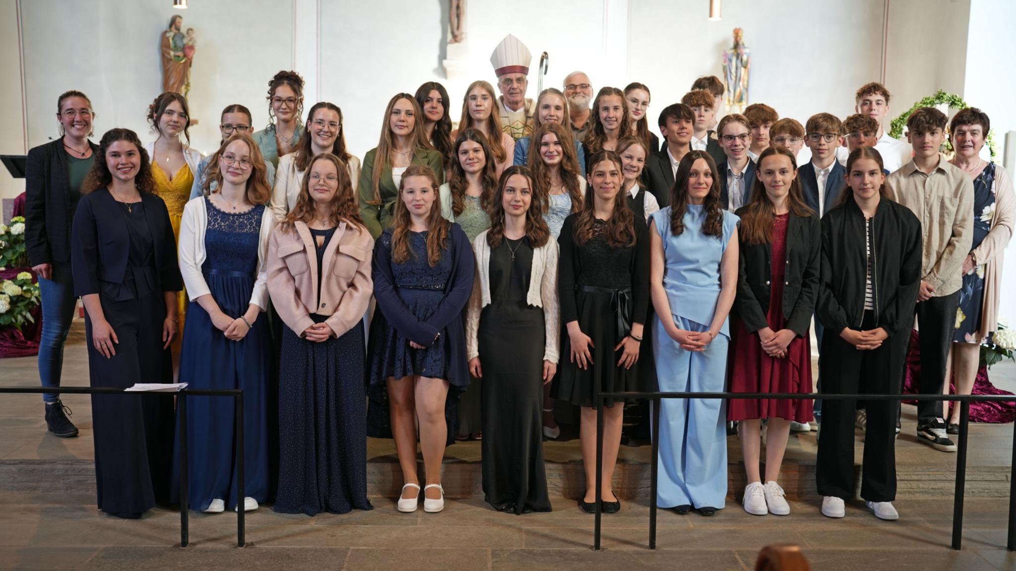 Die Neugefirmten mit Weihbischof Peters (hinten, Mitte), den Katechetinnen und Katecheten und einigen Mitgliedern des Pastoralteams der Pfarrei
