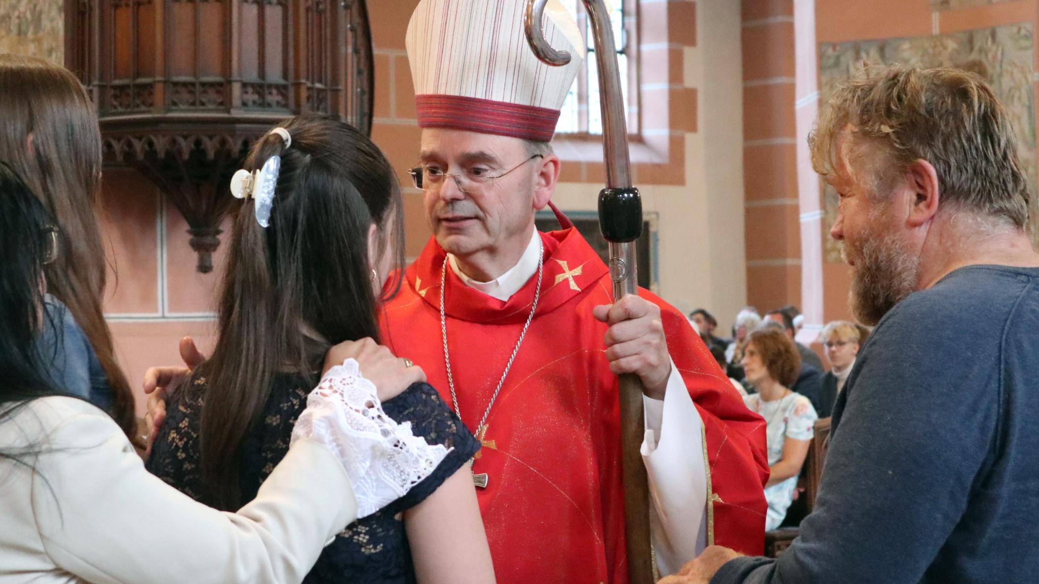 Mehr als 40 jungen Menschen hat der Trierer Weihbischof Robert Brahm, der aus Oberwesel stammt, das Sakrament der Firmung in der Liebfrauenkirche in Oberwesel gespendet.