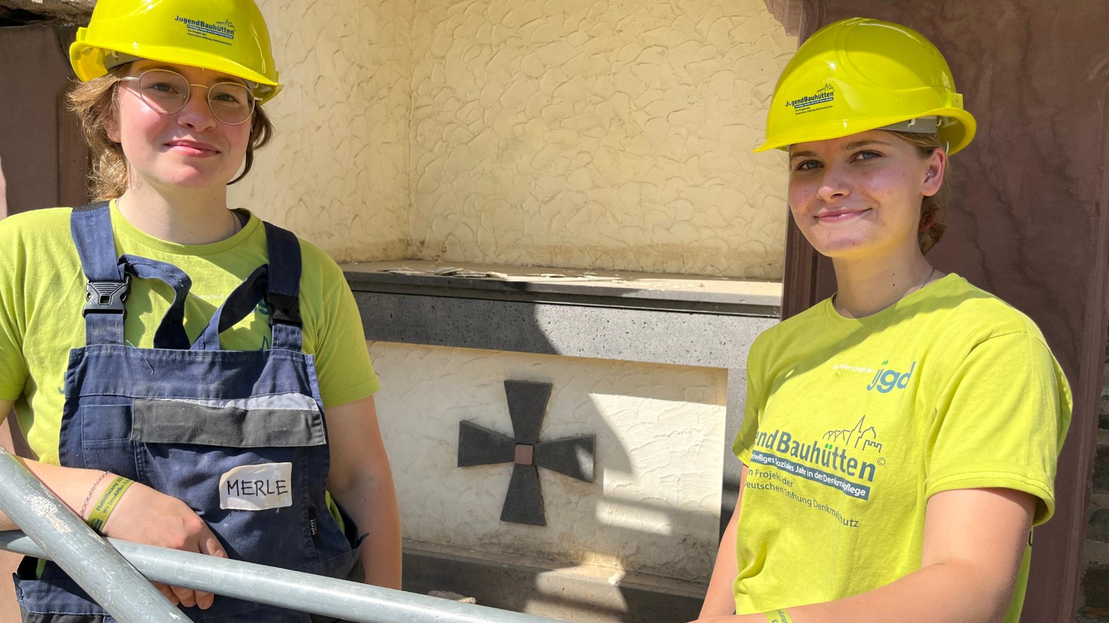 Merle und Lena haben viel Freude an ihrer Arbeit in Maischoß