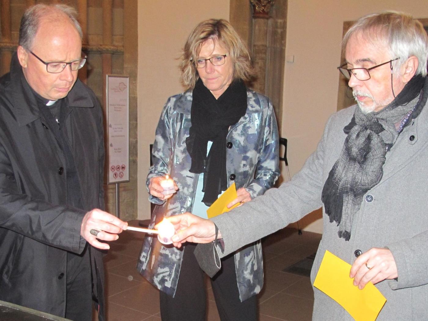 Bischof Dr. Stephan Ackermann und die beiden Präventionsbeauftragten des Bistums, Angela Dieterich und Dr. Andreas Zimmer, gedenken der Betroffenen sexuellen Missbrauchs im Bistum Trier.