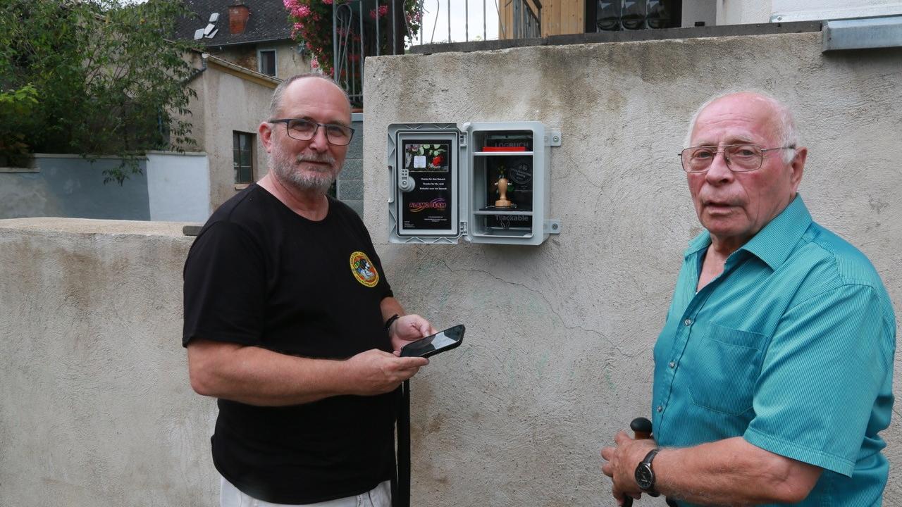 Jens Dlugaiczyk (links) und Manfred Ostermann an der Cachebox nahe der ehemaligen Synagoge.