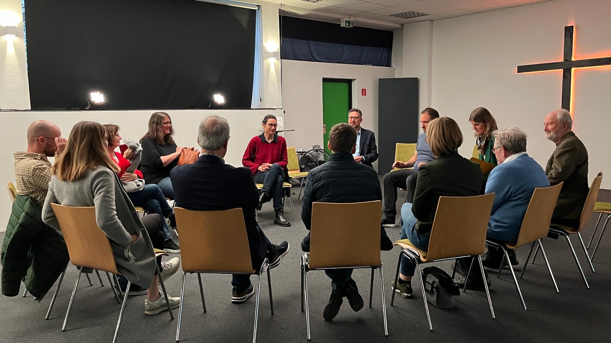 An vier unterschiedlichen Gesprächsrunden in den Räumlichkeiten der freikirchlichen Pfingstgemeinde Equippers Koblenz hat der Austauschabend der Arbeitsgemeinschaft Christlicher Kirchen stattgefunden.