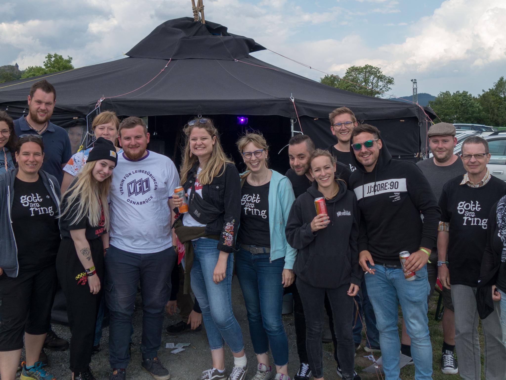 Helfer und Besucher bei Gott am Ring 2023 vor der Jurte