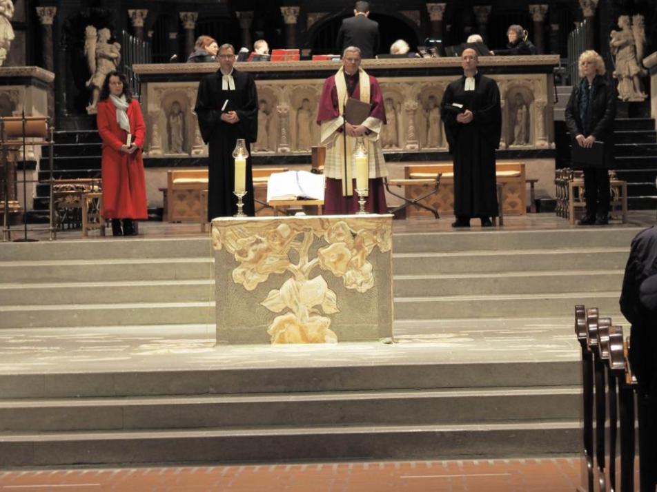 Archivfoto aus 2022: (vlnr.) Ökumenereferentin Anna Werle, Superintendent Dr. Jörg Weber, Generalvikar Dr. Ulrich Graf von Plettenberg, Präses Dr. Thorsten Latzel und Dorothea Valerius vom Presbyterium der Evangelischen Kirchengemeinde Trier
