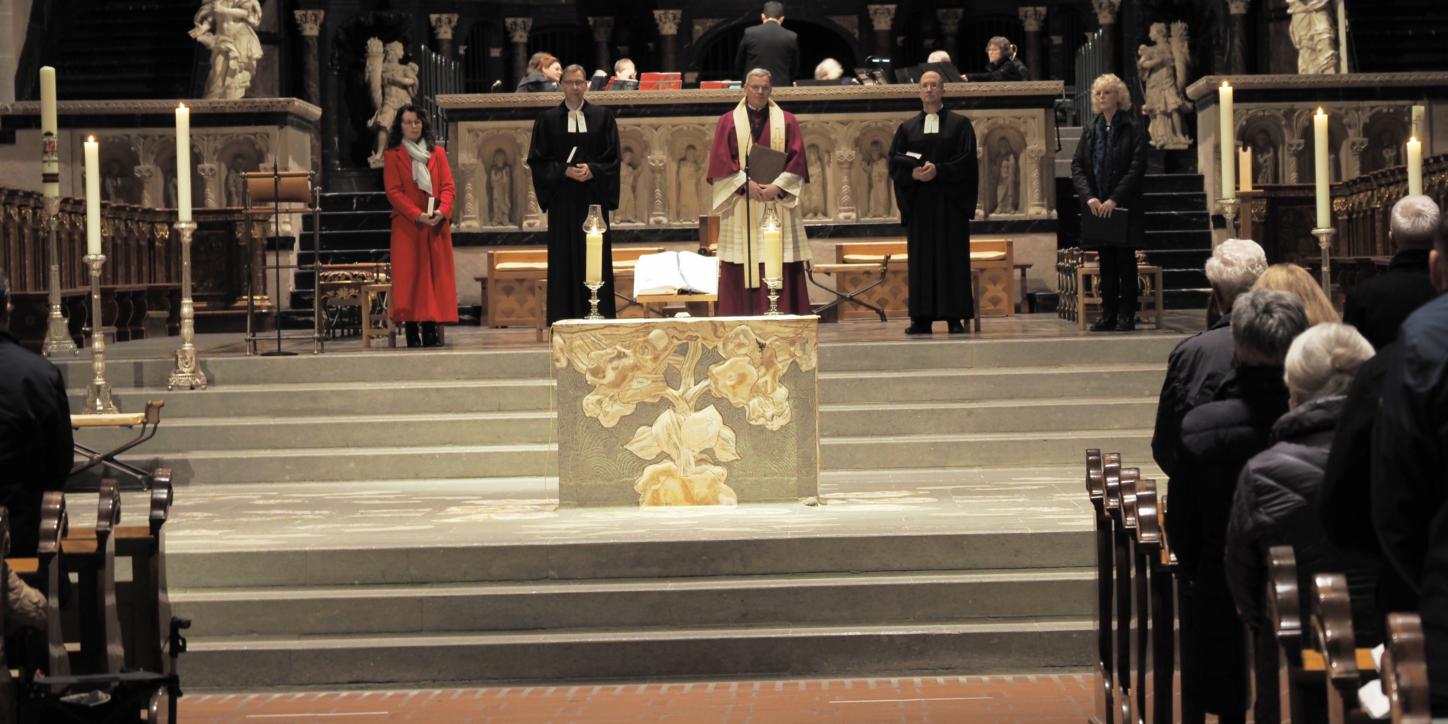 Archivfoto aus 2022: (vlnr.) Ökumenereferentin Anna Werle, Superintendent Dr. Jörg Weber, Generalvikar Dr. Ulrich Graf von Plettenberg, Präses Dr. Thorsten Latzel und Dorothea Valerius vom Presbyterium der Evangelischen Kirchengemeinde Trier