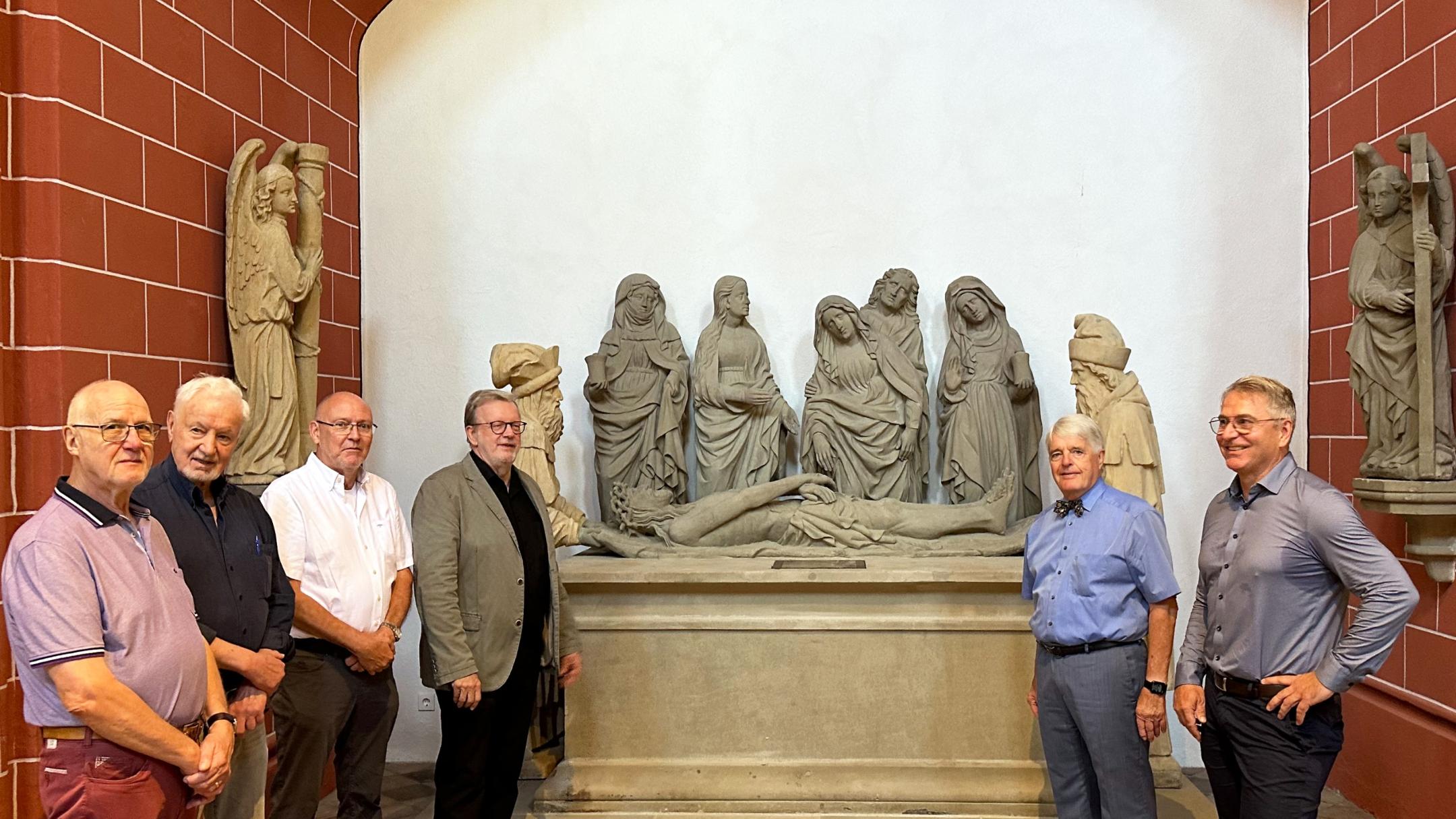 Mitglieder von Verwaltungsrat und Kuratorium mit Restaurator Lutgen (rechts) an der Grablegungsgruppe