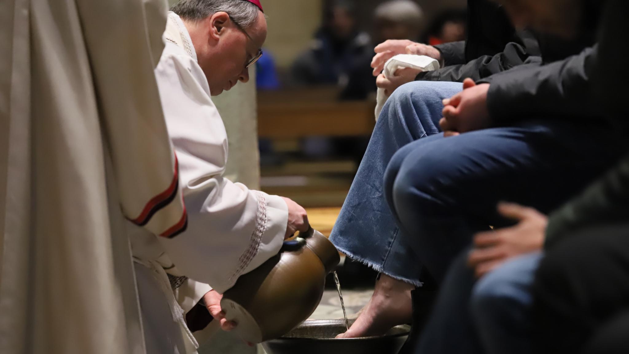 Bischof Ackermann wäscht einer Abiturientin die Füße