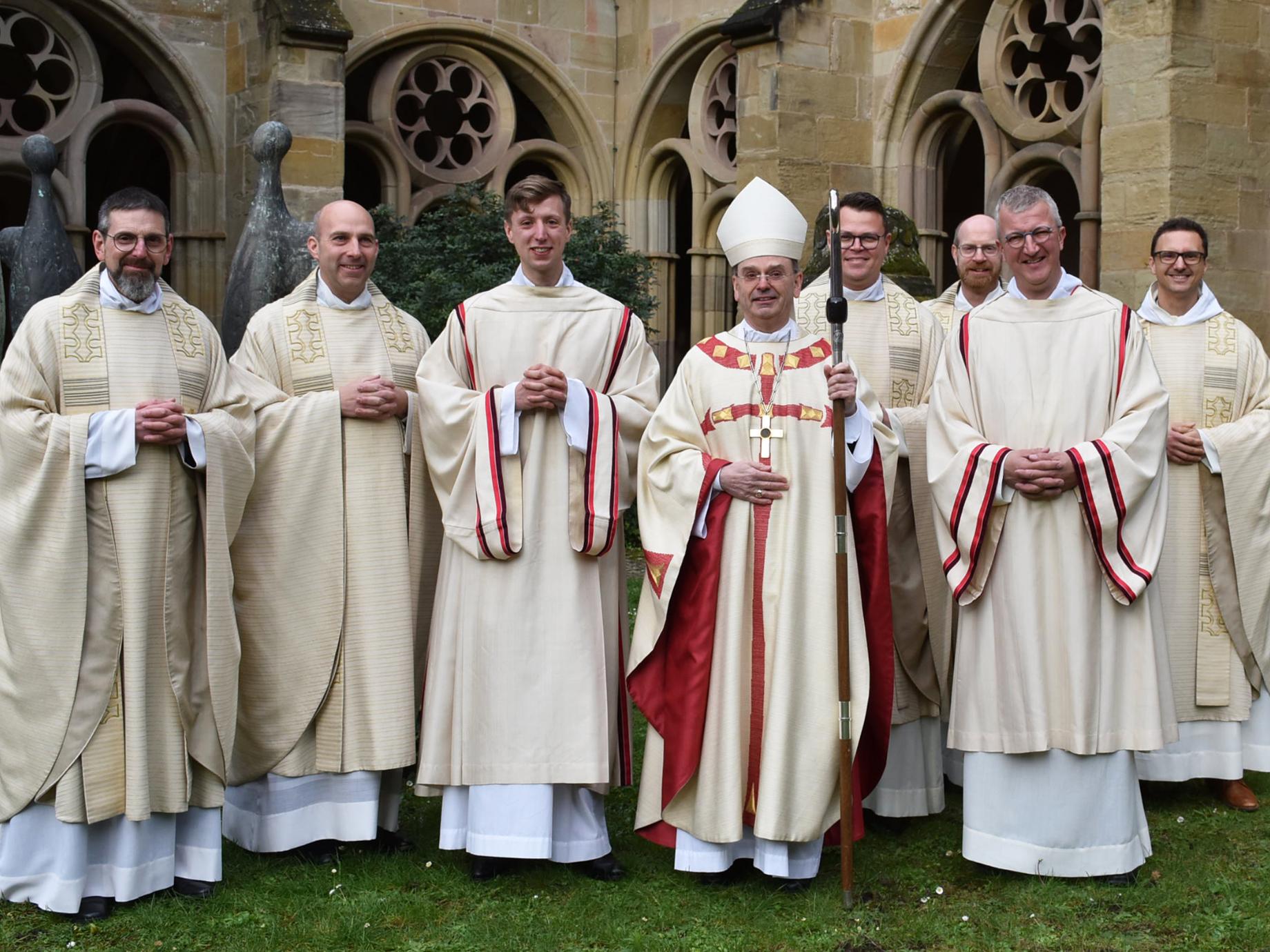 Diakon Antonio Jagodin (Dritter von links) mit Weihbischof Robert Brahm (rechts daneben) und den Weihegottesdienst mitfeiernden Priestern und Diakonen.