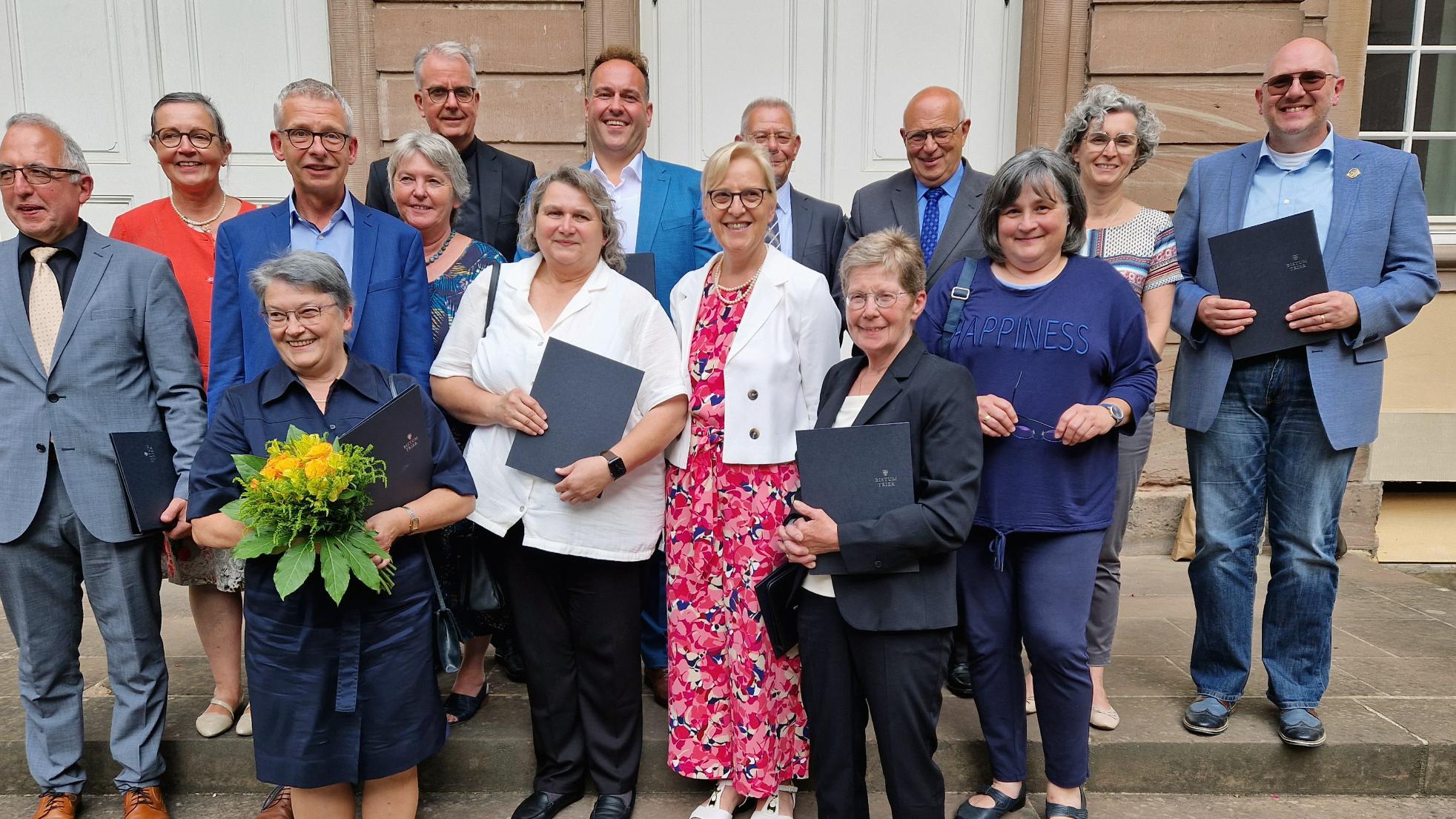 Gruppenfoto der Absolvent*innen zusammen mit Weihbischof Jörg Michael Peters