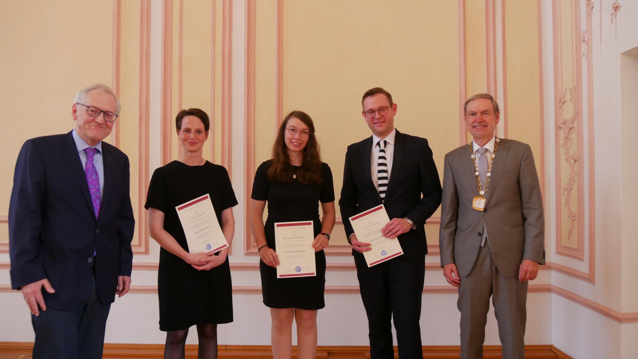 Die Preisträger zusammen mit Dr. Hermann Josef Groß (links) und Rektor Walter Andreas Euler (rechts)