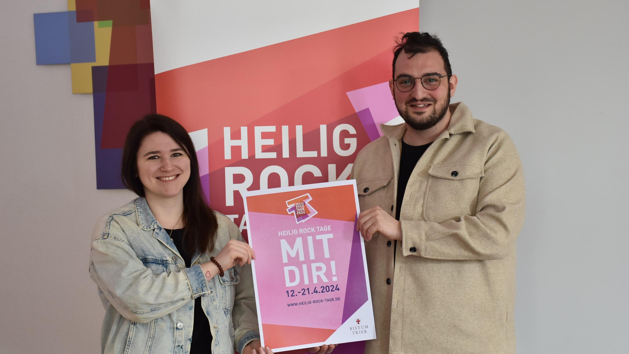 Isabell Krohn und Dario Tumminelli stellen das Programm der 24. Heilig-Rock-Tage vor.