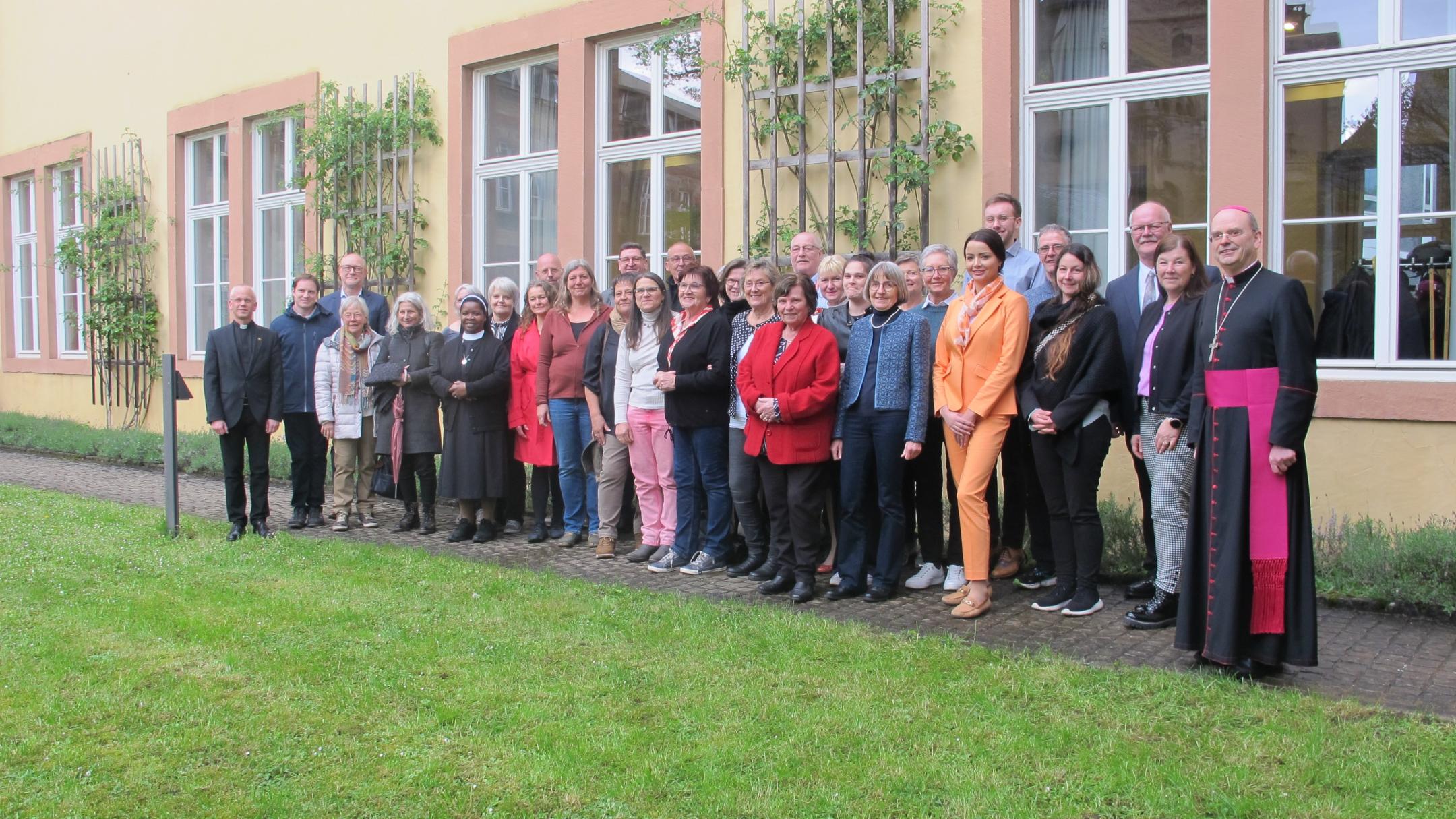 Die neuen Küsterinnen und Küster mit Liturgiereferent Pfarrer Carsten Rupp (links) und Weihbischof Robert Brahm (rechts)