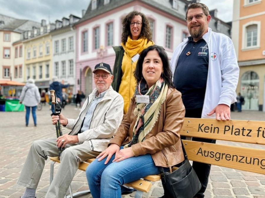 Herr Schulz (u.l.) ist eigentlich zum Tag der Ehejubiliare hier - vorher informiert er sich über Inklusion bei Judith Schwickerath und Nicole Maxmini vom der Abteilung Inklusion und Daniel Beinhoff von der Gehörlosengemeinde.